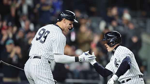 Aaron Judge (99) celebra con Harrison Bader (22)